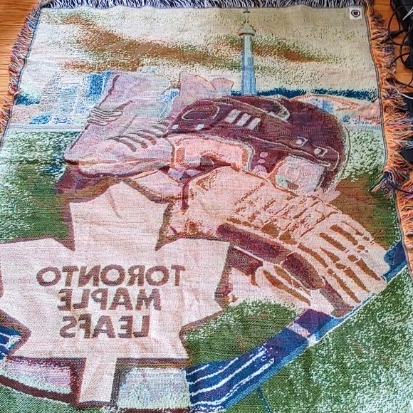 TORONTO MAPLE LEAFS RUG+HATS + GLOVES - Picture 8 of 10